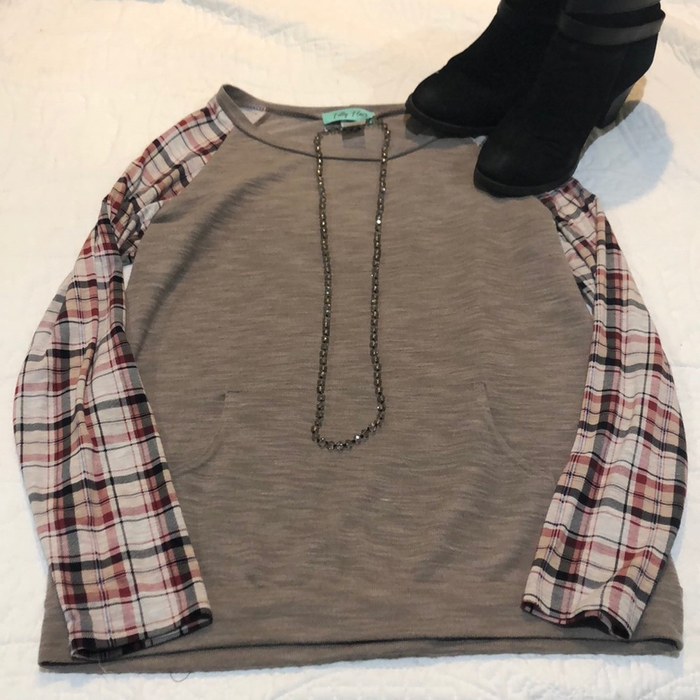 Long sleeve cute gray/plaid top